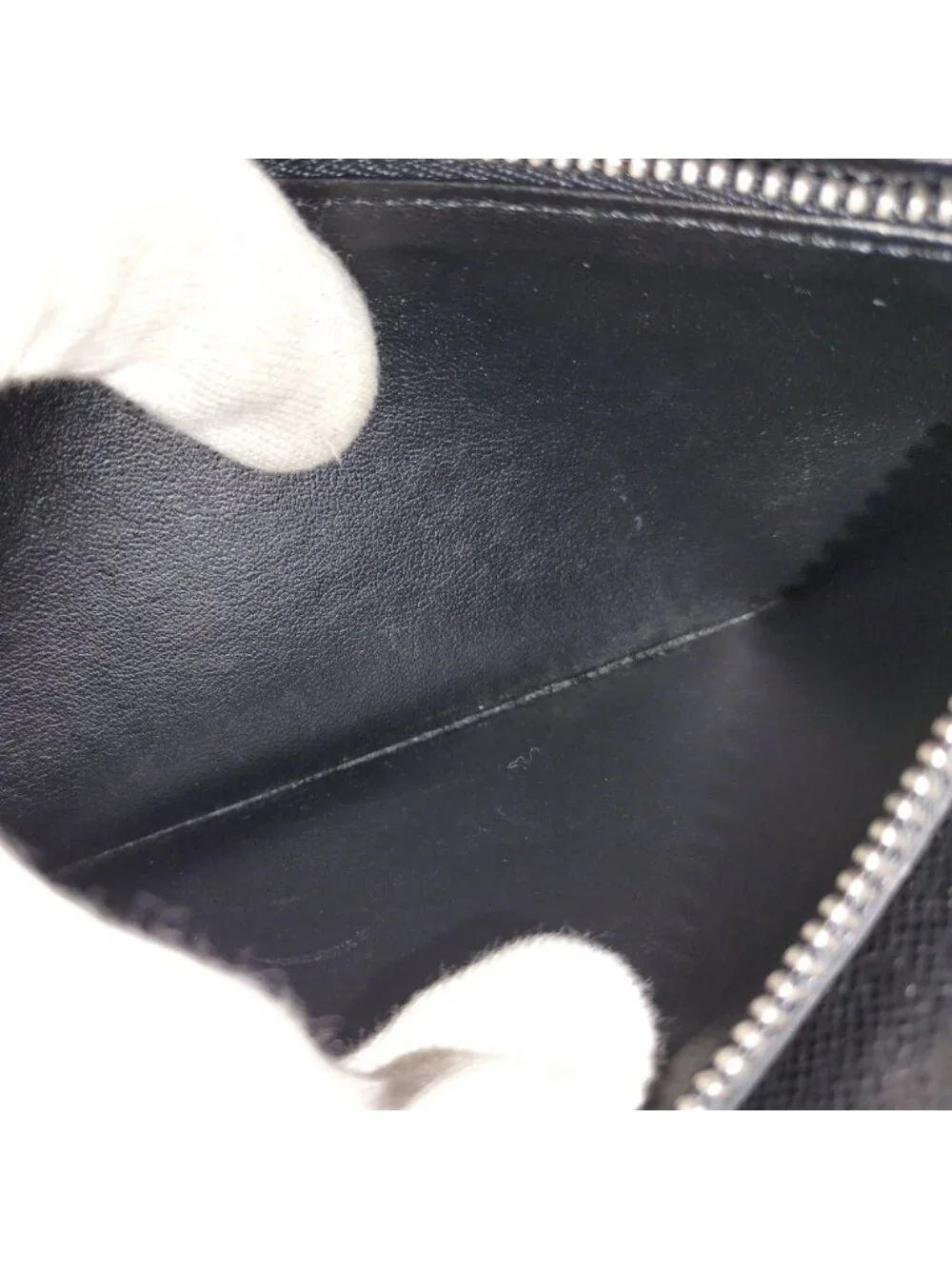 Louis Vuitton Portefeuille Brazza Taiga Wallet